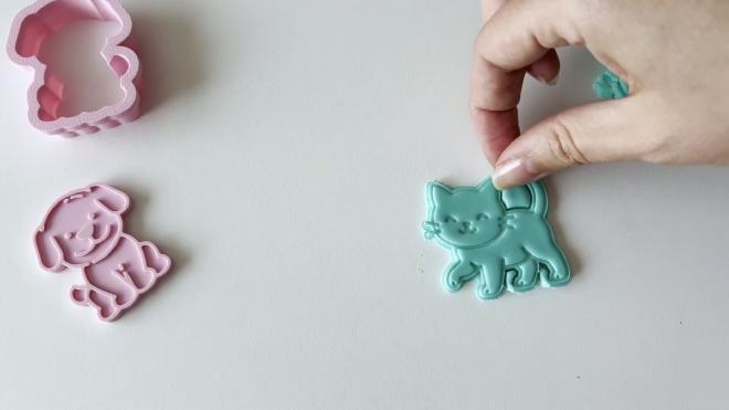 Detailed cat design embossed into blue fondant