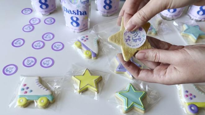 Roller skate thank-you sticker sealing a star cookie bag at a Dasha roller-skate birthday party